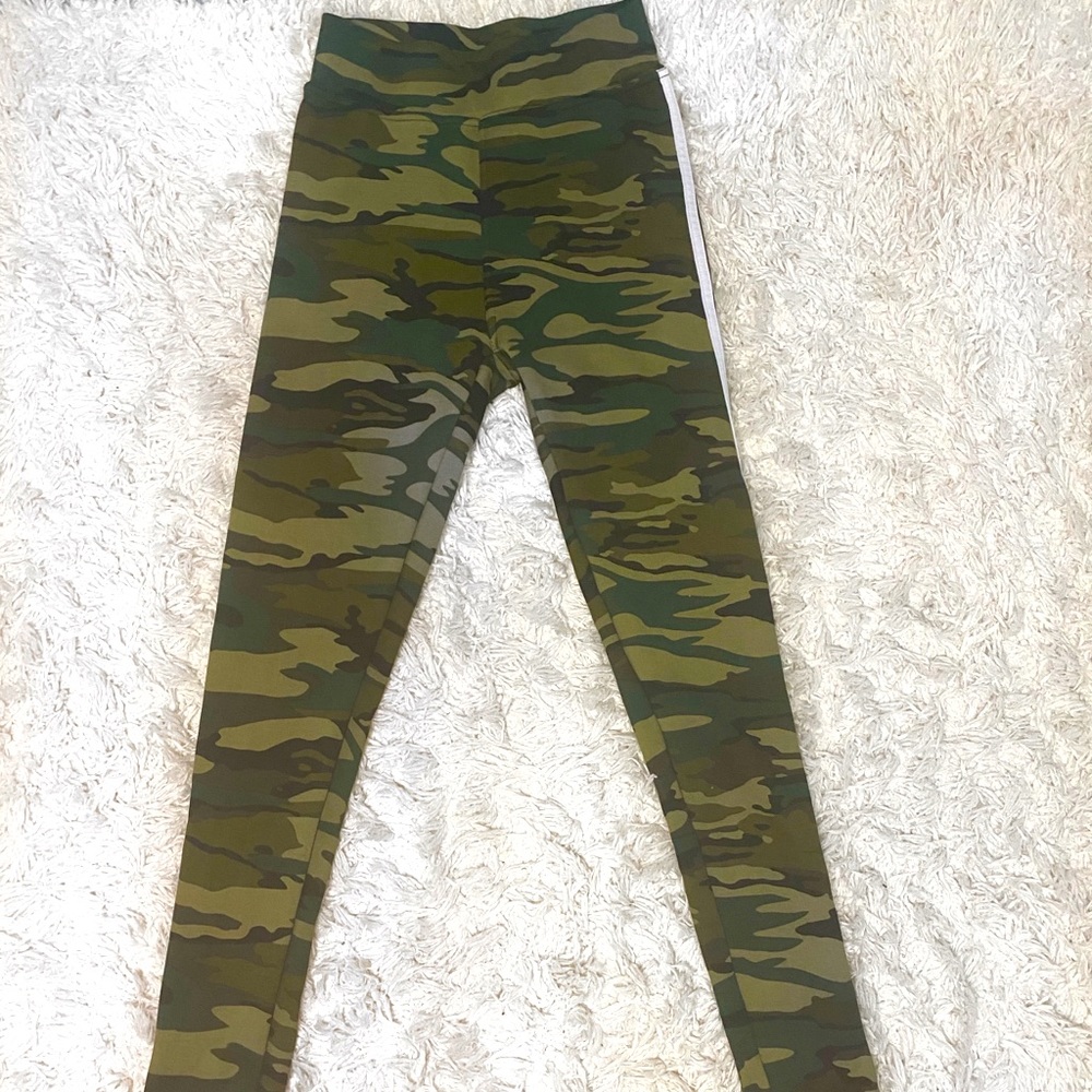 High Waisted Camo Leggings Women’s size S/M
